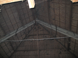 5265 interieur schuur houten balken en dak van stro landgoed De Doornik, 24-04-2008