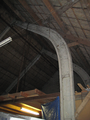 5266 interieur schuur met dak van stro en gebogen dakdrager landgoed De Doornik, 24-04-2008