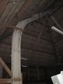 5268 interieur schuur met dak van stro en gebogen dakdrager landgoed De Doornik, 24-04-2008
