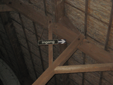 5269 interieur schuur houten balken en dak van stro en bordje ingang landgoed De Doornik, 24-04-2008