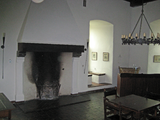 5435 interieur kamer kasteel Doornenburg met open haard en kroonluchter aan plafond, 30-06-2008