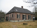 5444 boerderij/woonhuis met links een houten schuurtje aan de Wagenvoortsedijk 6-8 Almen, 21-02-2012