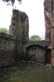 5798 resten van muur voormalig schip ruïnekerk Ammerzoden, 18-08-2010