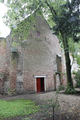 5799 muur met ingang naar kerkzaal en silhouet van voormalig schip ruïnekerk Ammerzoden, 18-08-2010
