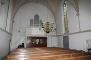 5804 interieur met zicht op orgelpijpen banken en kroonluchter ruïnekerk Ammerzoden, 18-08-2010