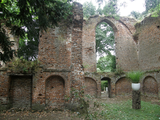 5805 resten voormalig schip met hekwerk ruïnekerk Ammerzoden, 22-07-2010