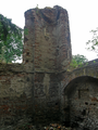 5806 resten voormalig schip met hoekpilaar ruïnekerk Ammerzoden, 22-07-2010