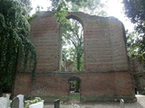 5819 voormalige muur van het schip met ijzeren hek ruïnekerk Ammerzoden, 22-07-2010
