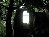 5820 voormalige muur van het schip spitsboog ruïnekerk Ammerzoden, 22-07-2010