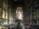 5977 interieur Pancratius kerk in steigers met het botterkruus boven het priesterkoor, 26-03-2007