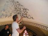 5981 leerling bezig met schildering van afbeelding op plafondgewelf (persoon) Pancratius kerk, 26-03-2007