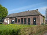 6033 voormalige school (voorzijde) omgeving Waalbandijk, 25-04-2012