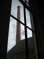 6363 zicht op schoorsteen door het venster van stoomgemaal De Tuut, 28-10-2008