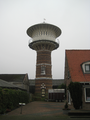 6368 zicht op watertoren tussen twee gebouwen, 19-12-2012