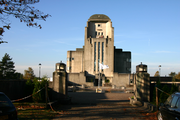 669 kathedraal Radio Kootwijk van buiten met personen, 28-10-2005