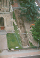 7576 Luchtfoto opgraving in het grasveld ten zuiden van de Grote kerk aan de Grote Molenstraat, 14-08-2002