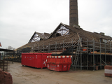 7893 steenfabriek Randwijk zonder dakpannen met alleen houten skelet van dak en containers op de voorgrond, 10-01-2012