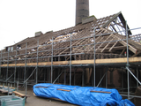 7896 steenfabriek Randwijk zonder dakpannen met alleen houten skelet van dak en schoorsteen, 10-01-2012
