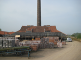 7910 steenfabriek Randwijk met op de voorgrond de voorraad bakstenen, 02-05-2012