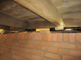 7928 constructie van houten vloer op gemetselde muur steenfabriek Randwijk, 03-10-2012