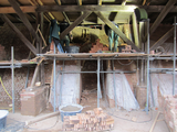 7929 ambachtsmannen op steiger aan de buitenmuur van de steenfabriek onder overkapping (oven) steenfabriek Randwijk, ...
