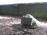 8455 zwerfkei van natuursteen met plaquette op de plaats waar Theo Dobbe, een Nederlandse verzetstrijder, is ...