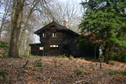 8644 woning, opgetrokken uit houden balken (houten prefabwoning) landgoed Heuven, 28-03-2004