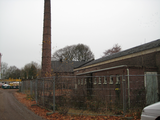 9 hek voor vervallen textielfabriek aan de Hofstraat met schoorsteen op de achtergrond, 18-11-2008