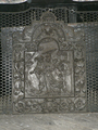 9068 detail van marmeren schouw met rooster met afbeelding ervoor kasteel Biljoen, 11-03-2009