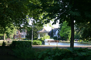 9129 villapark Overbeek met waterpartij en muziektent, 03-07-2006