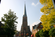 9135 vooraanzicht kerk tijdens op/afbouw steigers R.K. kerk O.L. Vrouw Visitatie, 10-10-2007