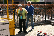 9149 plaatsen van de haan op de kerktoren van de R.K. kerk O.L. Vrouw Visitatie door gedeputeerde Van der Kolk ...