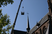 9183 plaatsen van de haan op de kerktoren van de R.K. kerk O.L. Vrouw Visitatie door gedeputeerde Van der Kolk ...