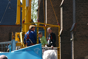 9186 plaatsen van de haan op de kerktoren van de R.K. kerk O.L. Vrouw Visitatie door gedeputeerde Van der Kolk ...