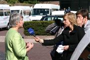 9194 interview bij kerktoren van de R.K. kerk O.L. Vrouw Visitatie met gedeputeerde Van der Kolk (personen), 23-04-2010