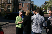 9195 interview bij kerktoren van de R.K. kerk O.L. Vrouw Visitatie met gedeputeerde Van der Kolk (personen), 23-04-2010