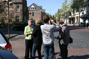 9197 interview bij kerktoren van de R.K. kerk O.L. Vrouw Visitatie met gedeputeerde Van der Kolk (personen), 23-04-2010