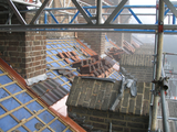 9891 steigers op dak, gestapelde dakpannen en bakstenentorentje Dominicuskerk, 16-11-2010