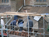 9902 vakmensen aan het werk op het dak aan het dakbeschot (personen) Dominicuskerk, 19-11-2010