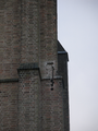 9930 scheur in baksteen van toren Dominicuskerk, 09-12-2010