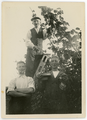 55 Vader en zoon de Wilde met tuinman dhr. Roest, 1930