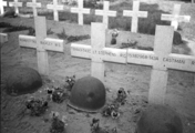 12 Algemene Begraafplaats Rhenen. De graven van Buckley, Stephens en Eastman, Juni 1945