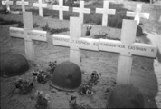 13 Algemene Begraafplaats Rhenen. De graven van Buckley, Stephens en Eastman, Juni 1945