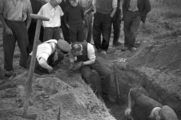22 Het opgraven van de stoffelijke resten van de Britse Corporal Bernard S. Atkinson, van het 1st (Airborne) Battalion, ...