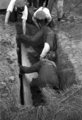 24 Het opgraven van de stoffelijke resten van de Britse Corporal Bernard S. Atkinson, van het 1st (Airborne) Battalion, ...