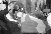 30 Het opgraven van de stoffelijke resten van de Britse Corporal Bernard S. Atkinson, van het 1st (Airborne) Battalion, ...