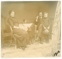 3-0042 Heiltje Hovestad-Gevaert en vader Foeken met Jacob, met hond, 1913