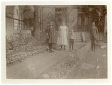 3-0044 Achtertuin Weverstraat Oosterbeek. Drie kinderen Foeken met onbekende persoon, 1919