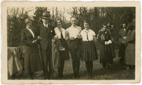 17 Jongeren in een park, sommige in sportkleren, 1928-1935