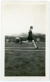 20 Vrouw rent op atletiekbaan, 1928-1935